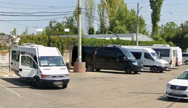 VIDEO 🎦 Probleme pe unele trasee de transport județean. Elevii navetiști rămân în stații, pentru că nu mai au loc în microbuze