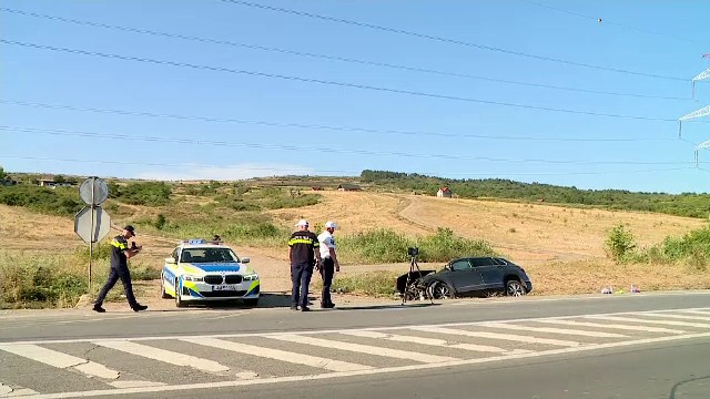 O fetiță de 9 a murit în Cluj, sora geamănă și fratele de 6 ani răniți, după ce bunica a intrat cu mașina într-un cap de pod