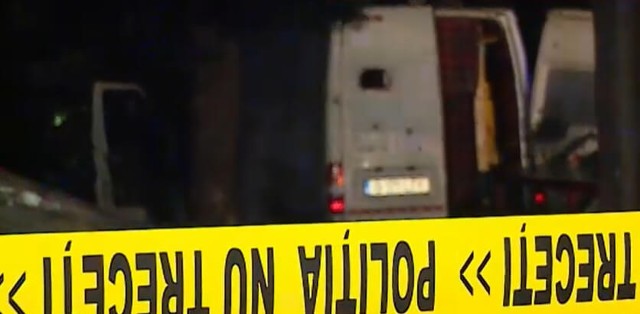Descoperire macabră în cartierul Pantelimon. Un cadavru a fost ridicat dintr-o dubă parcată