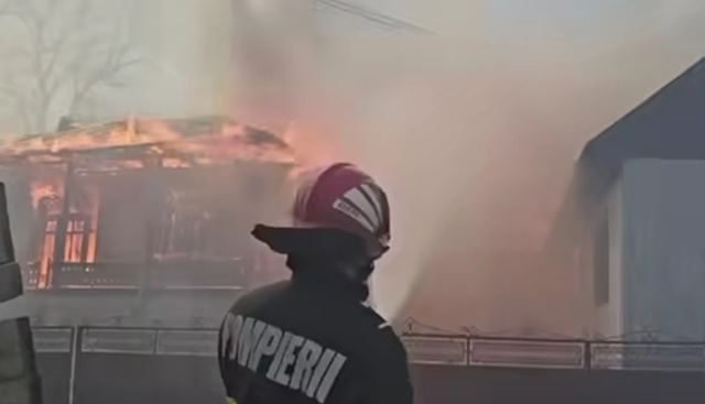 UPDATE. VIDEO 🎦 Incendiu uriaș duminică în Vrancea, la Soveja. 32 de gospodării afectate, aproape jumătate dintre locuințe au ars din temelii. Guvernul va aloca ajutoare de urgen'[
