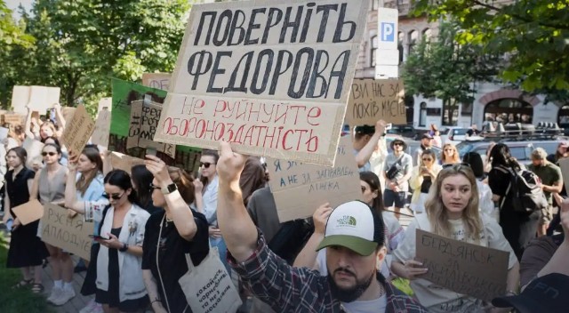 Mii de ucraineni în stradă, după demiterea ministrului Apărării. Mihailo Fedorov refuză o propunere de ultimă oră a lui Zelenski și lansează un atac frontal