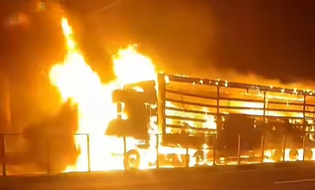 Un TIR încărcat cu bomboane a fost distrus de flăcări în Giurgiu