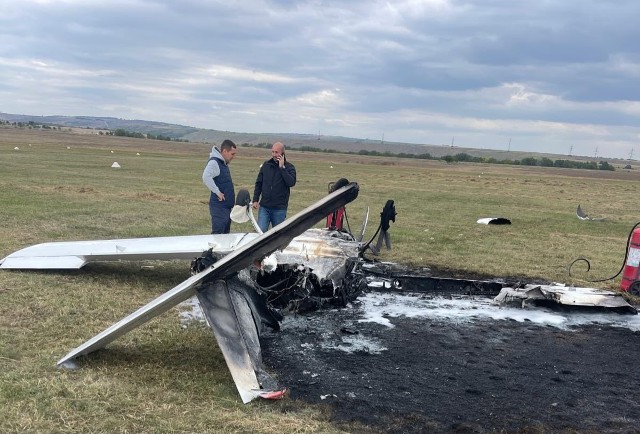 Un avion de mici dimensiuni s-a prăbușit și a luat foc la impactul cu pista, în Iași