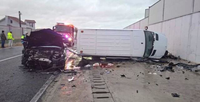 Un microbuz și un autoturism au fost implicate într-un accident în județul Constanța. 10 persoane au avut nevoie de asistență