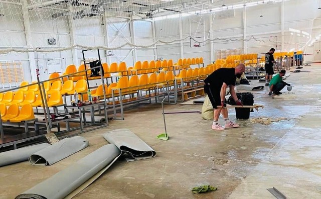 Sala de sport a Școlii „B. P. Hasdeu” din Câmpina, inaugurată în 2024, a intrat în reparații