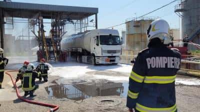 Exercițiu ISU Prahova, la rafinăria Vega. Pompierii se antrenează pentru intervenția în caz de accident major în domeniul petrochimic