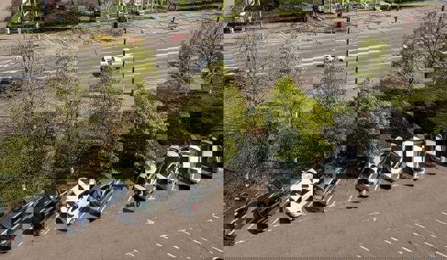 Marcaje în parcările administrate de SGU Ploiești. Lucrările închid, astăzi, zona din fața blocului „7 Etaje”