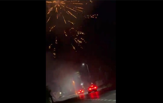 VIDEO 🎦 Dosar penal întocmit de polițiști pentru artificii aprinse în mod ilegal pe DN1, în stațiunea predeal