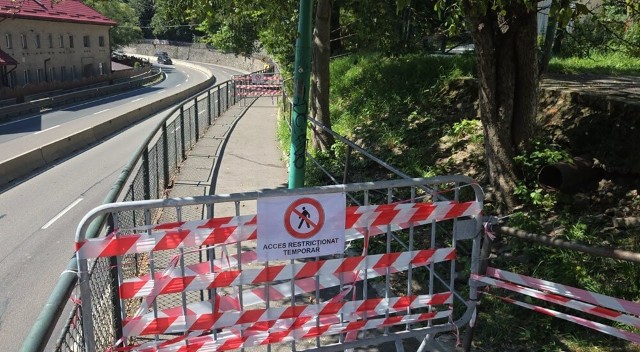 FOTO 📸 Circulația pietonală a fost închisă temporar pe vechea pasarelă din Sinaia: „Pericol de accidentări”!