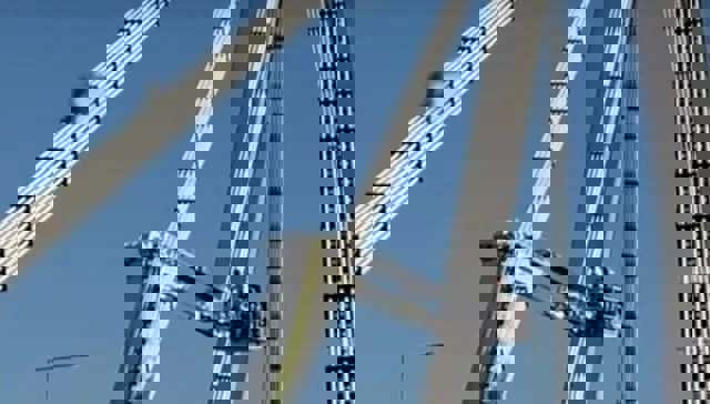 Cinci ore de haos pe podul de la Agigea. Un bărbat s-a urcat pe cabluri