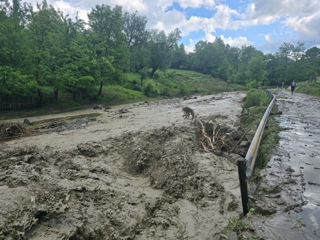 FOTO 📸Aproximativ 80 de gospodării izolate, după o alunecare de teren în Slon-Cerașu