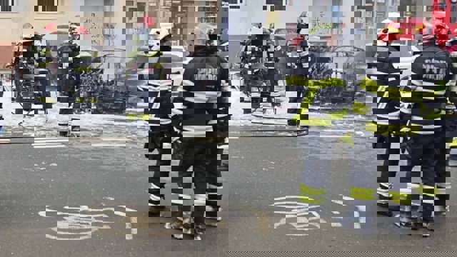 Mașini distruse de un incendiu în Capitală. O persoană a murit
