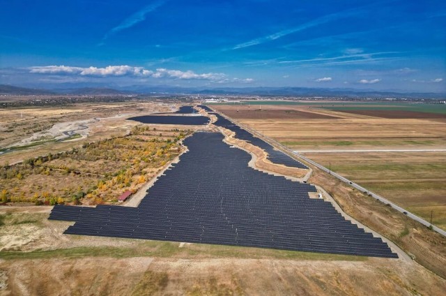 O fostă balastieră din Prahova a fost transformată în parc fotovoltaic. Investiția aparține celui mai mare proprietar de malluri din România