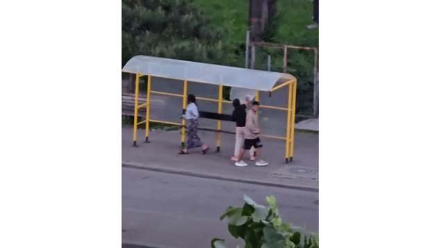 VIDEO 🎦 Trei tineri sunt în vizorul Poliției după ce au fost filmați vandalizând o stație TCE Ploiești
