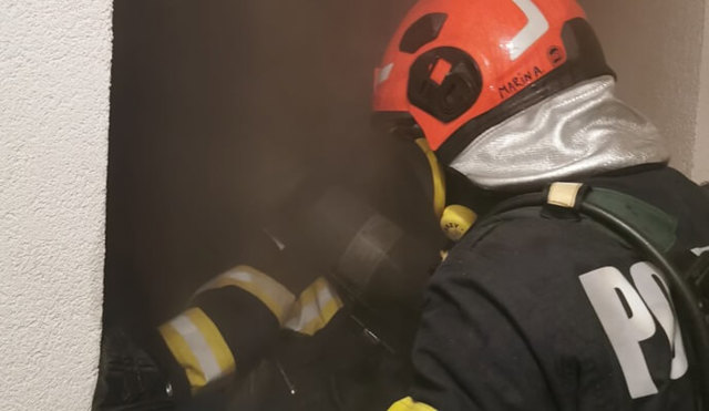 PLOIEȘTI. O femeie se zbate între viață și moarte după un incendiu izbucnit în locuința sa, din cauza unui godin