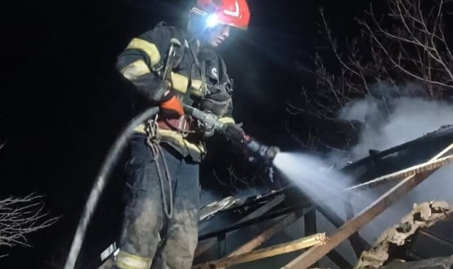 Incendiu puternic, sâmbătă seară, într-o gospodărie din Gura Vitioarei. O familie a rămas fără locuință