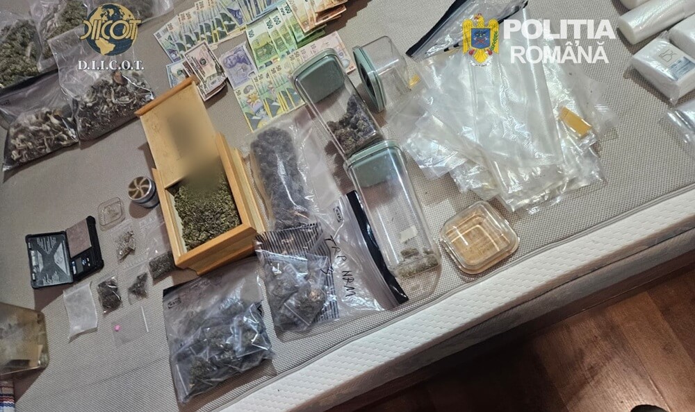 VIDEO 🎦 Tineri arestați, la Ploiești, pentru trafic de droguri. Mai multe persoane sunt cercetate în dosar, una dintre ele fiind prinsă în flagrant