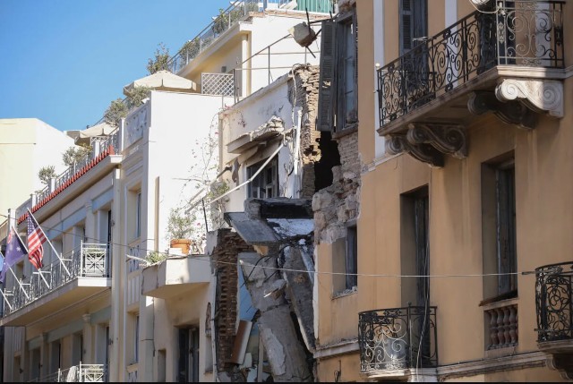 Trei răniți în urma unei explozii care a distrus o clădire din zona turistică a Atenei
