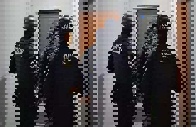 Percheziții domiciliare în Pitești. Este cercetat un fost funcționar public din MAE