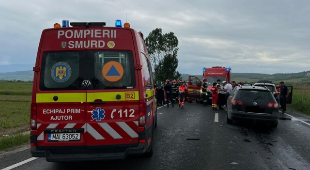 Planul Roşu de Intervenţie activat după un accident rutier în care au fost implicate 15 persoane. Traficul rutier este complet blocat