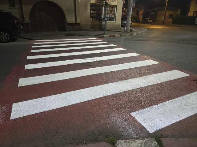 FOTO 📸 Azi noapte a început execuția marcajelor rutiere pe mai multe artere principale de circulație din Ploiești