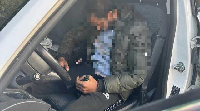 Un bărbat a adormit în mașina din care voia să fure. Individul avea brățară de monitorizare, fiind sub control judiciar tot pentru furt din autoturisme