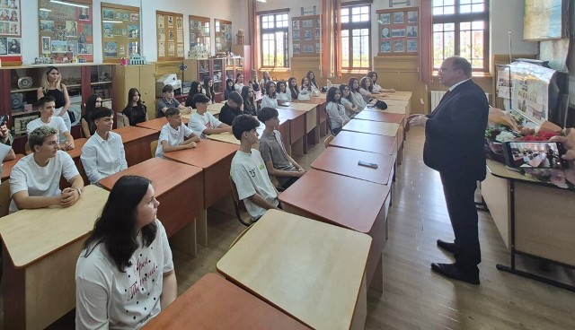 VIDEO 🎦 Ministrul Educației a participat la deschiderea anului școlar la unități de învățământ din Prahova. „Deși este o zonă plină de provocări, reușește să facă față și să aibă rezultate bune”