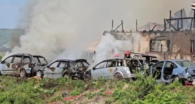 UPDATE. VIDEO 🎦 Incendiu puternic la Vernești. Flăcările afectează un grajd și un parc de dezmembrări auto