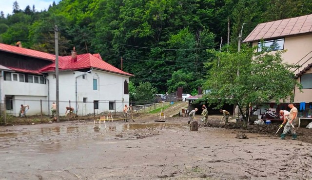 FOTO 📸 Militarii intervin în sprijinul cetățenilor din Bușteni afectați de viitura de duminică