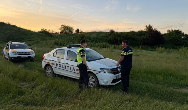FOTO 📸 Scene dramatice, duminică după-amiază, în Prahova. Doi minori la un pas de înec au fost salvați de polițiști