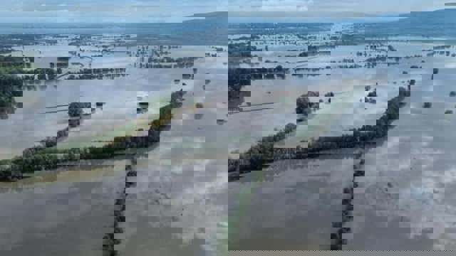 Localitatea Băcel din județul Covasna a devenit o mare de apă și nu se mai vede nicio casă