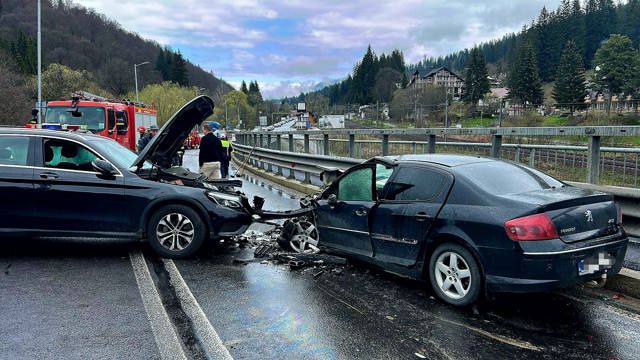 Două autoturisme au fost implicate într-un accident rutier pe DN 1, în zona intersecției cu DN 73A