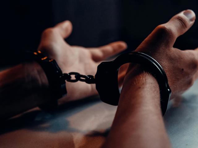 O fetiță de 12 ani, trântită de pe bicicletă și înjunghiată repetat cu o șurubelniță de un vecin. Și tatăl victimei a fost agresat