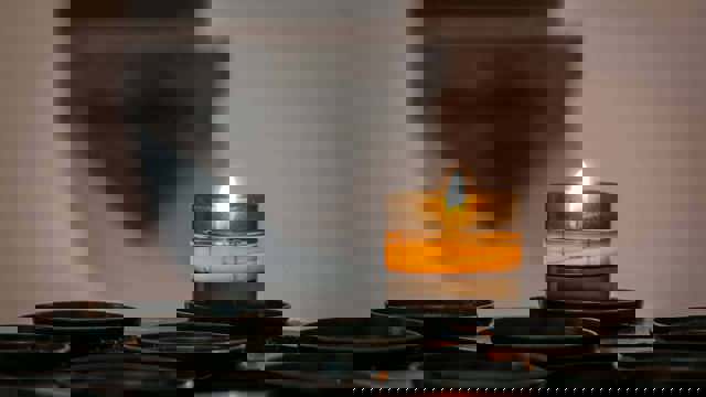 35 de persoane evacuate dintr-un bloc, în urma unui incendiu izbucnit de la o candelă