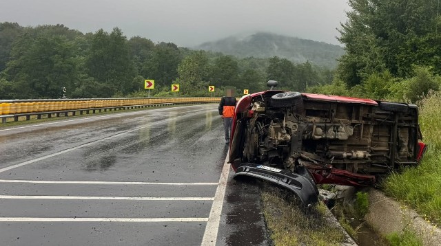 Accident rutier pe DN1. Un autoturism s-a răsturnat în afara carosabilului