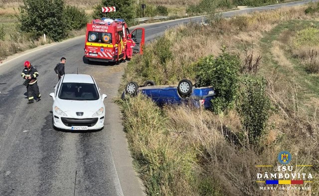 FOTO 📸 Autoturism răsturnat în afara carosabilului. Un bărbat a fost rănit