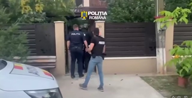 VIDEO 🎦 Percheziții de amploare în București, Prahova și Ilfov, privind furtui din avioane. Suspecții ar fi sustras bunuri de sute de mii de euro, precum și bani din încasările companiei aeriene