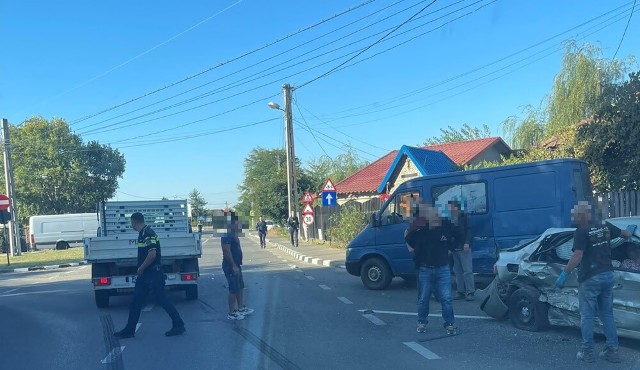 UPDATE. Accident miercuri dimineață, în intersecția de la Călinești