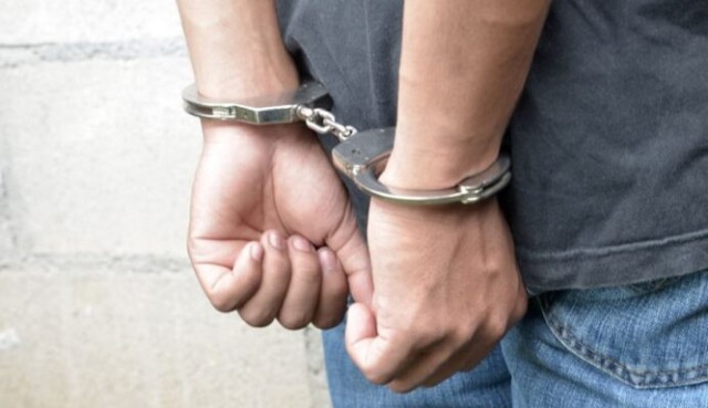 Doi adolescenţi reţinuţi pentru tâlhărie. Sunt suspectaţi că au jefuit tineri de vârsta lor