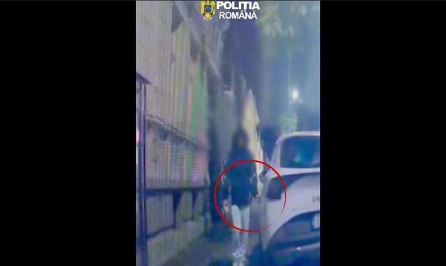 VIDEO 🎦 Tânăr reținut de polițiștii din Brașov după ce a zgâriat 22 de mașini parcate pe o stradă din oraș. Suspectul a fost filmat