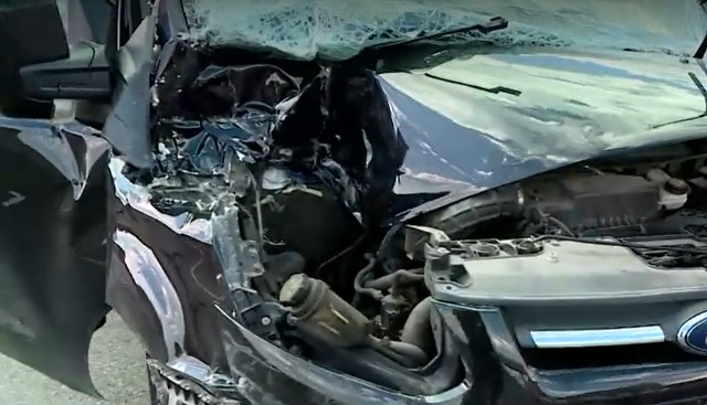Un microbuz cu opt pasageri s-a izbit de un TIR, pe A3. Mai multe persoane au fost rănite