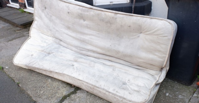 Italia. O femeie a aruncat la gunoi o saltea veche fără să aibă habar de comoasă ascunsă în ea
