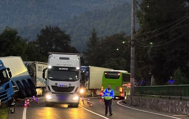 Accident cu TIR pe DN1, la Sinaia. Traficul este restricționat vineri dimineață