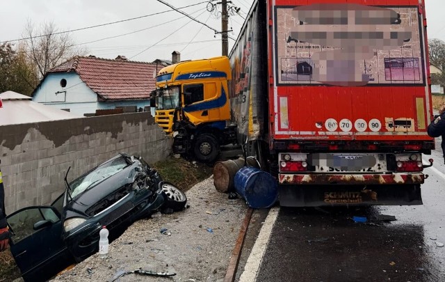 Un nou accident grav, pe șoselele din România. Autoturism lovit de TIR pe DN12, un copil și doi adulți au fost răniți grav
