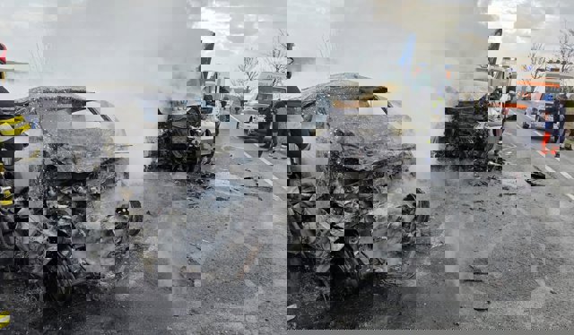 Accident cumplit pe DN2, la Mihăilești. Trupul carbonizat al unui șofer, găsit în autoturismul care s-a izbit de o autoutilitară