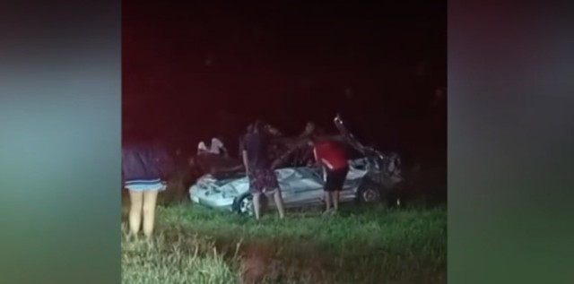 Doi tineri au scăpat cu viață ca prin minune după ce mașina lor s-a răsturnat și a ieșit în decor