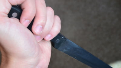 Un copil de 12 ani, care cerşea în zona unui centru comercial, a ameninţat cu cuţitul un tânăr care a refuzat să îi dea bani 