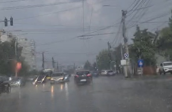 ANM emite coduri și atenționări de vânt puternic și ploi torențiale. COD GALBEN de averse torențiale în Prahova și Dâmbovița
