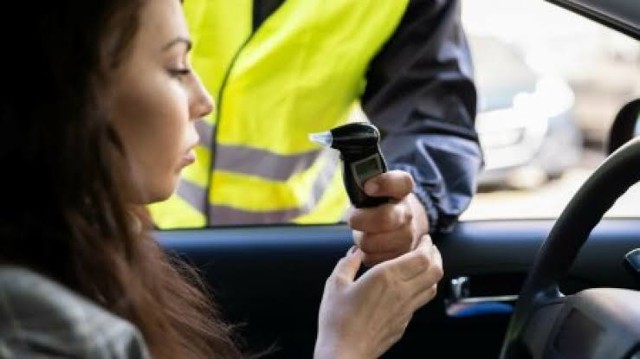 Accident rutier soldat, din fericire, doar cu pagube materiale. Alcoolemia șoferiței era de 0,93 mg/l alcool pur în aerul expirat