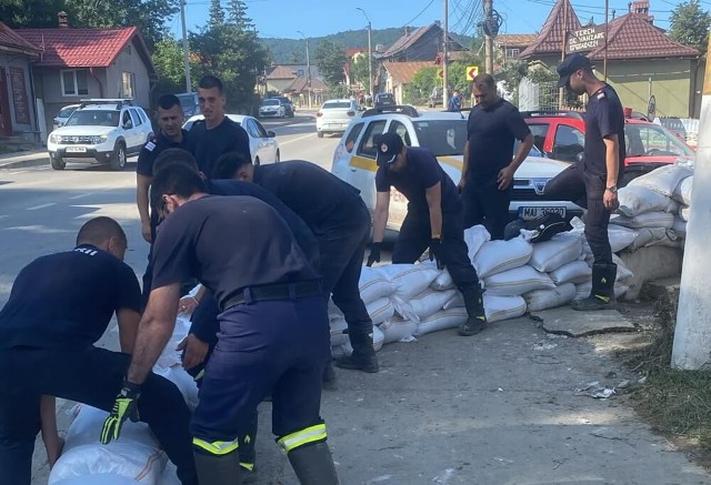 VIDEO 🎦 Cod roșu de inundații, la noapte, în Prahova. La Bușteni, pompierii construiesc diguri din saci de nisip, pentru a proteja zonele cu risc